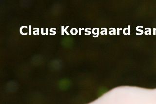 Denne trekølsskildpadde han er ca. 7 år. Her kan vi se skildpadden ændre sig til den melanistisk farve. Bemærk den sorte pupil.