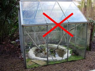 Kan skildpadder ikke komme ud og få ubrudt sollys, så skal skildpadder have adgang til både en UVB- og varmepære. Et drivhus er ikke særligt godt hjem, til skildpadder. Det kan hurtigt blive alt for varmt. Et drivhus er bedst som et overnatnings- eller tørvejrs hus, når det er dårligt vejr.