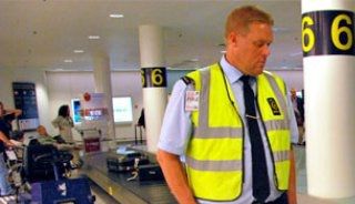 Mange hjemkommende turister, bliver taget af de danske toldbetjente, med forbudte dyr souvenir.