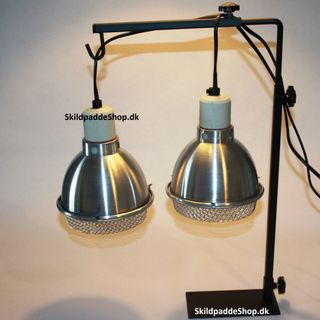 Har du svært ved at få dine pærer arrangeret, så findes denne solide lampeholder i metal, med plads til både en UVB- og varmepære.