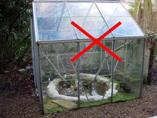 Kan skildpadder ikke komme ud og få ubrudt sollys, så skal skildpadder have adgang til både en UVB- og varmepære. Et drivhus er ikke et særligt godt hjem, til skildpadder. Det kan hurtigt blive alt for varmt. Et drivhus kan benyttes som et overnatnings- og et læskur, når det er dårligt vejr. Men, skildpadden skal kunne komme ud af drivhuset.
