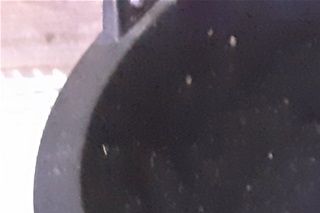 Vandtrug er lavet af en plasticspand, hvor der er der skåret et hul i, så skildpadden kan kravle helt ind i spanden og bade. Med spandens håndtag, er den let at løfte væk og gøre rent.