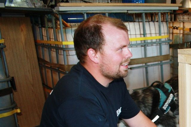 Thomas er i gang med sav og hammer.